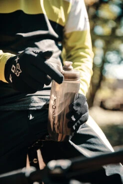 Fidlock Twist Single Bottle 590 Ersatz-Trinkflasche Transparent Schwarz 11 Fidlock Twist Single Bottle 590 Ersatz-Trinkflasche Transparent Schwarz -Elektrofahrrad Teile Geschäft fidlock single bottle 590 ml lifestyle 1