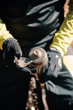 Fidlock Twist Single Bottle 590 Ersatz-Trinkflasche Transparent Schwarz 13 Fidlock Twist Single Bottle 590 Ersatz-Trinkflasche Transparent Schwarz -Elektrofahrrad Teile Geschäft fidlock single bottle 590 ml lifestyle 3